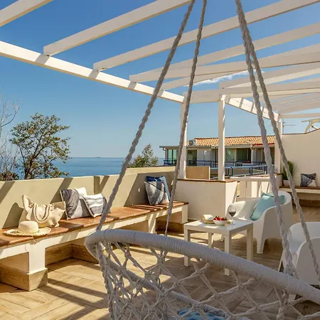 Naxos Loft بيت للعطل *